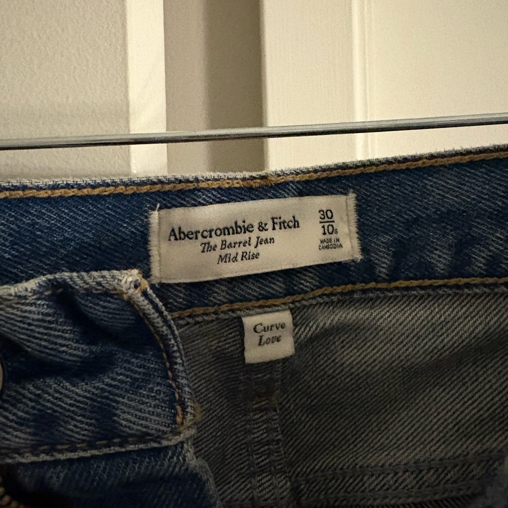 Abercrombie & Fitch Mid Rise Barrel Jeans Size 10